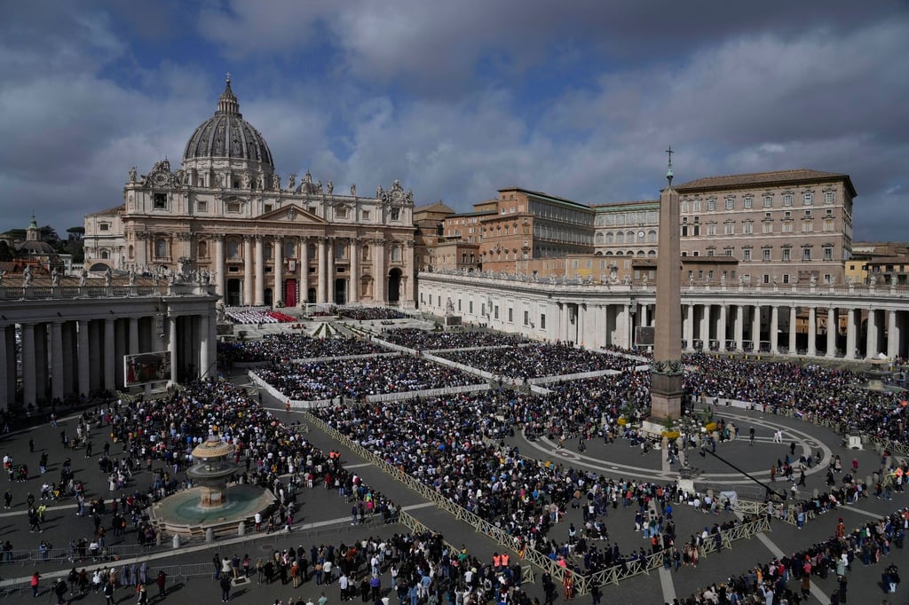 Gläubige versammeln sich auf dem Petersplatz während der Palmsonntagsmesse von Papst Franziskus.