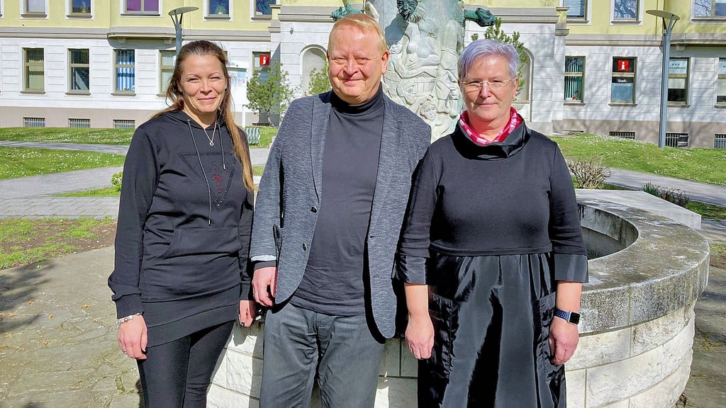 Abschied von den langjährigen Kolleginnen: Mit Peggy Fabian (l.) hat Ekkehard Lörzer fast 25 Jahre zusammengearbeitet, mit Viola Schwich (r.) 32 Jahre.
