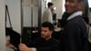 Ein Kunde prüft seine Frisur in einem Friseursalon in Paris (Symbolfoto). Französische Gesetzgeber haben einem Gesetzentwurf, der die Diskriminierung aufgrund von Haarschnitt oder Frisur verbietet, ihre Zustimmung erteilt.