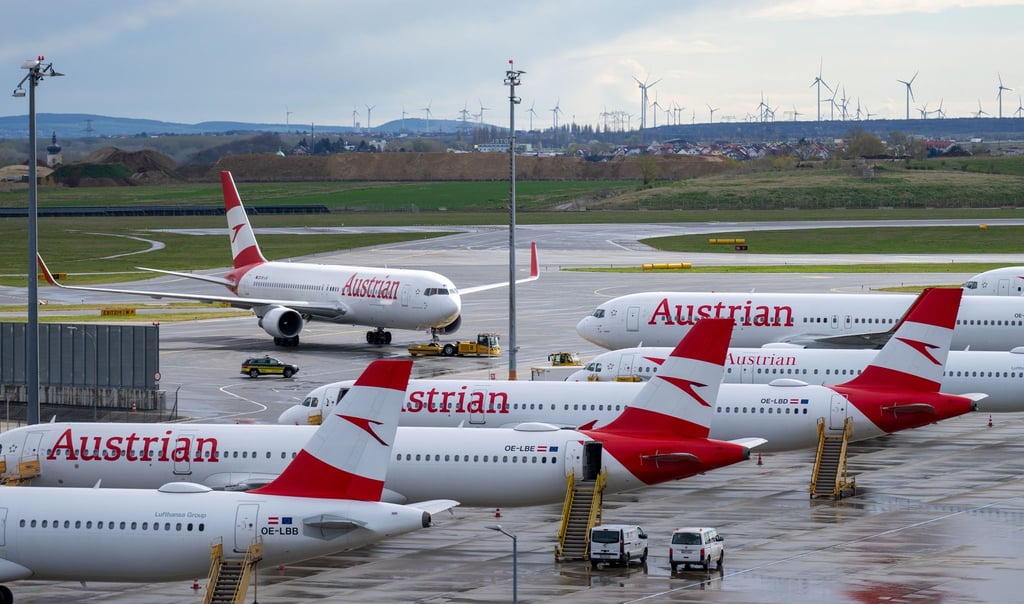 Flugzeuge der Austrian Airlines (AUA) am Flughafen Wien-Schwechat.