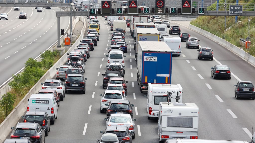 Stockender bis stauender Verkehr auf einer Autobahn.