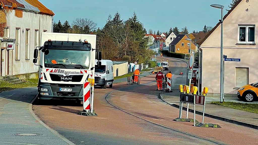 Die letzten Arbeiten an der B 100 in Pouch laufen. Pünktlich vor Ostern wird der Verkehr freigegeben.