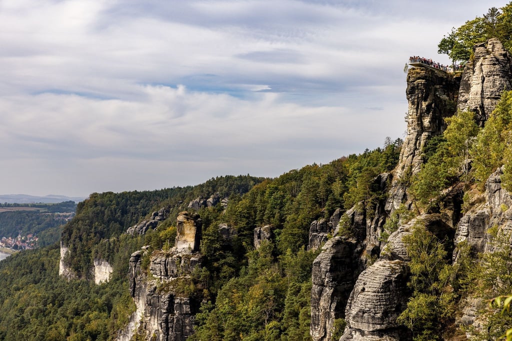 Zahlreiche Besucher stehen am Tag der Deutschen Einheit auf einer Aussichtsplattform auf der Felsformation Bastei im Nationalpark Sächsische Schweiz.
