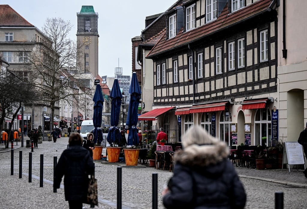 Passanten gehen durch die Spandauer Altstadt.