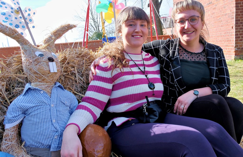 Mira Barth (links) und Jennifer Müller arbeiten in der Heporö gGmbH als Ergotherapeutinnen.