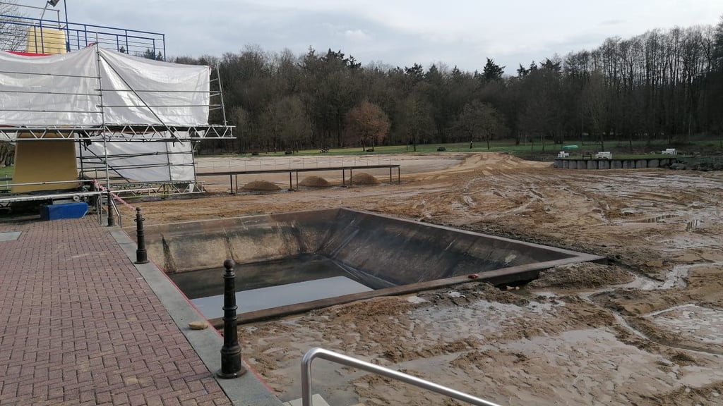 Ein ungewohnter Anblick - das Waldbad Zichtau ohne Wasser. Der Sprungturm ist auch eingehüllt.