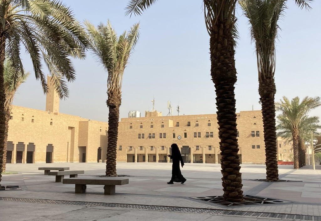 Eine verschleierte Frau in der saudischen Hauptstadt Riad. Saudi-Arabien - im WEF-Bericht über die Gleichstellung der Geschlechter auf einem der unteren Plätze - übernimmt den Vorsitz in der UN-Kommission zur Frauenförderung.