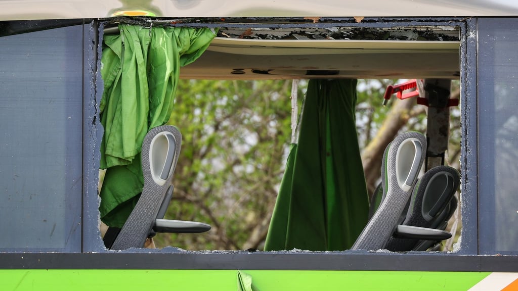 Vier Menschen fanden bei dem schweren Busunglück den Tod.