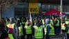 Zahlreiche Beschäftigte nehmen an einer Kundgebung vor der BVG-Zentrale teil.
