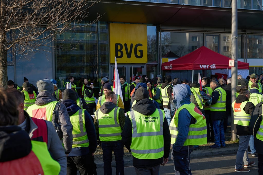 Zahlreiche Beschäftigte nehmen an einer Kundgebung vor der BVG-Zentrale teil.