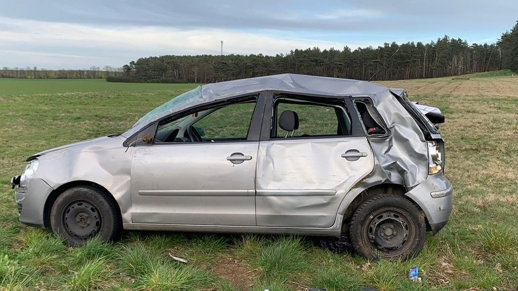 An dem Auto des 21 Jahre alten Fahrers entstand Totalschaden.