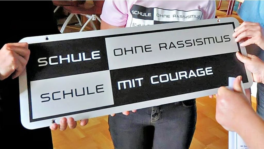 Mit diesem Schild signalisieren die Netzwerkschulen nach außen, dass sie Teil des Anti-Rassismus-Programms sind. Deutschlandweit engagieren sich derzeit mehr als 4.300 Schulen im Projekt.