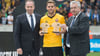 Dynamos Justin Eilers (M) posiert mit seinen Auszeichnungen, mit DFB-Direktor Ulf Schott (l) und Peter Frymuth.