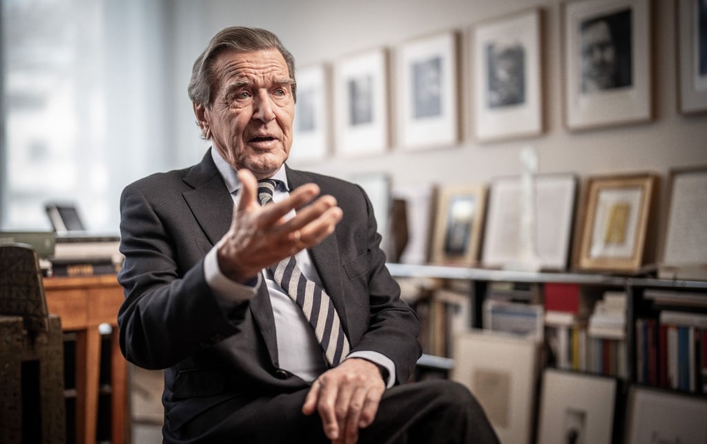 Gerhard Schröder, Bundeskanzler von 1998 bis 2005, aufgenommen in seiner Kanzlei.