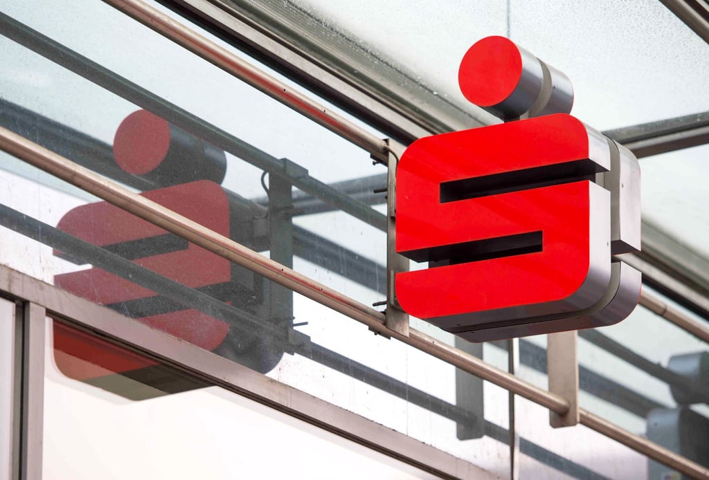 Ein Sparkassenlogo hängt an der Fassade einer Berliner Sparkassen-Filiale.