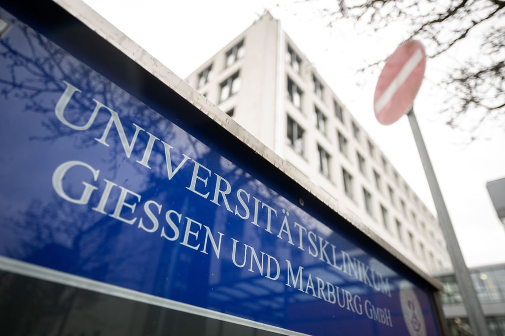 „Universitätsklinikum Gießen und Marburg GmbH“ steht auf einem Schild vor dem UKGM.