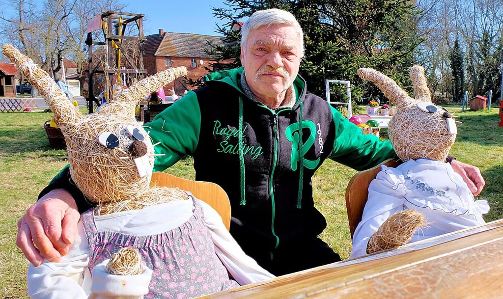 Armin Belitz hat fleißig beim Aufbau der Osterhasenschule mitgewirkt. Bei den vorbereitenden Arbeiten kommt der 68-Jährige zur Ruhe.