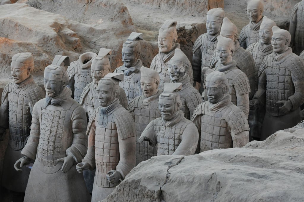 Einige Soldatenfiguren der sogenannten Terrakotta-Armee im Mausoleum Qin Shihuangdis.