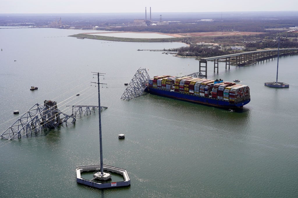 Das Containerschiff „Dali“ steckt unter einem Teil der Francis Scott Key Bridge fest.