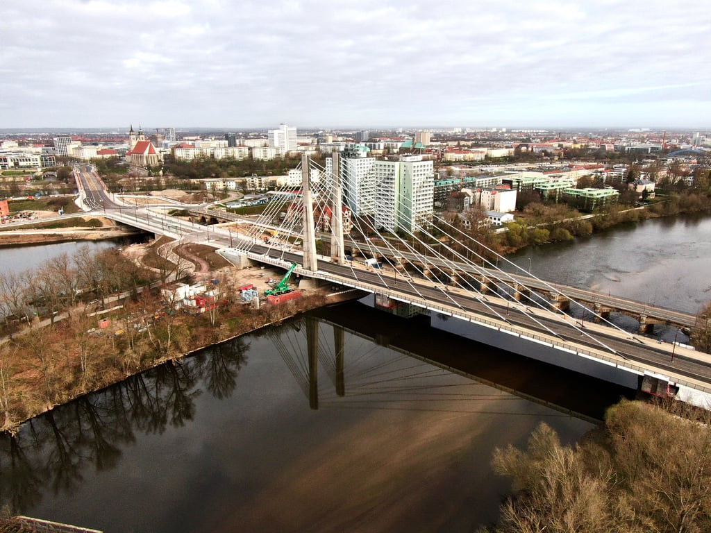 Die Pylonbrücke über die Alte Elbe komplettiert nun den Brückenzug, zu dem auch die am 4. März 2024 eröffnete Königin-Editha-Brücke über die Zollelbe und die Neue Strombrücke über die Stromelbe gehören.