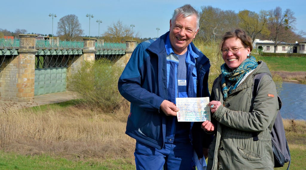 Am Pretziener Wehr hat der LHW-Mitarbeiter Holger Ferdin die Flaschenpost von Ulrike Bischoff gefunden. Diese hatte die Botschaft rund acht Jahre zuvor bei Wittenberg in die Elbe geworfen. Am Wehr sind nun Finder und Absenderin zusammengekommen.