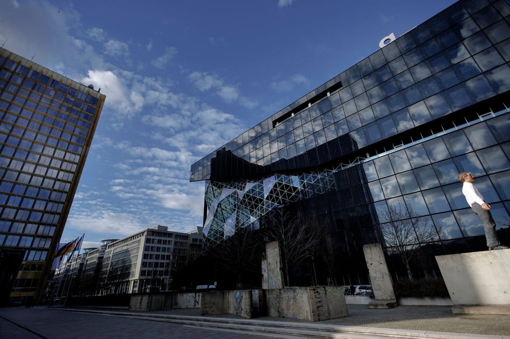 Das Axel-Springer-Hochhaus steht links gegenüber dem Axel-Springer-Neubaus.