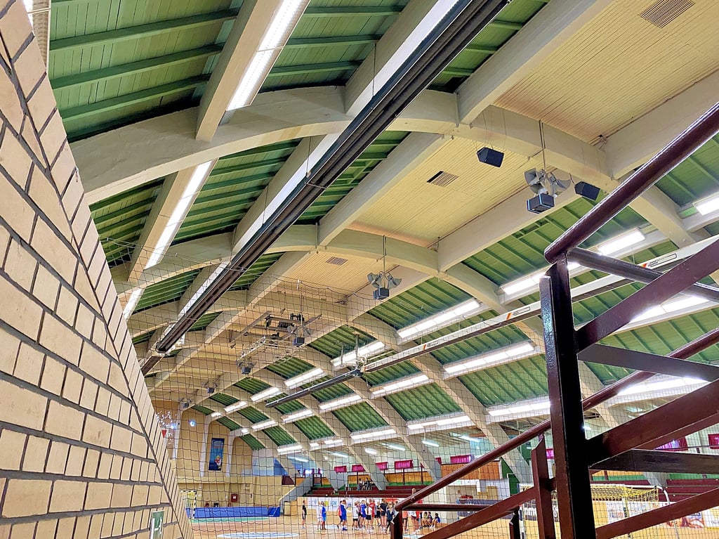 Die Hermann-Gieseler-Halle steht unter Denkmalschutz, ist aber stark sanierungsbedürftig. Wie stark, soll ein neues Gutachten ans Licht bringen.