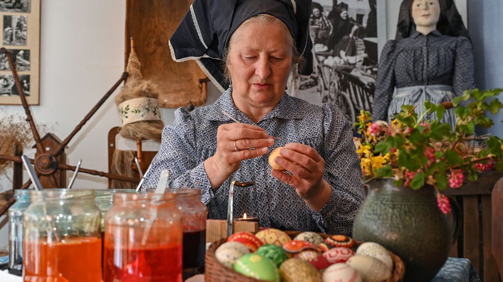 Babette Zenker, Leiterin vom Niedersorbischen Heimatmuseum Dissen, verziert Ostereier.