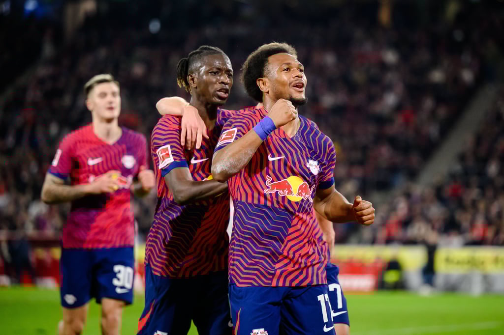 Lois Openda (r.) nach seinem Tor gegen den 1. FC Köln.