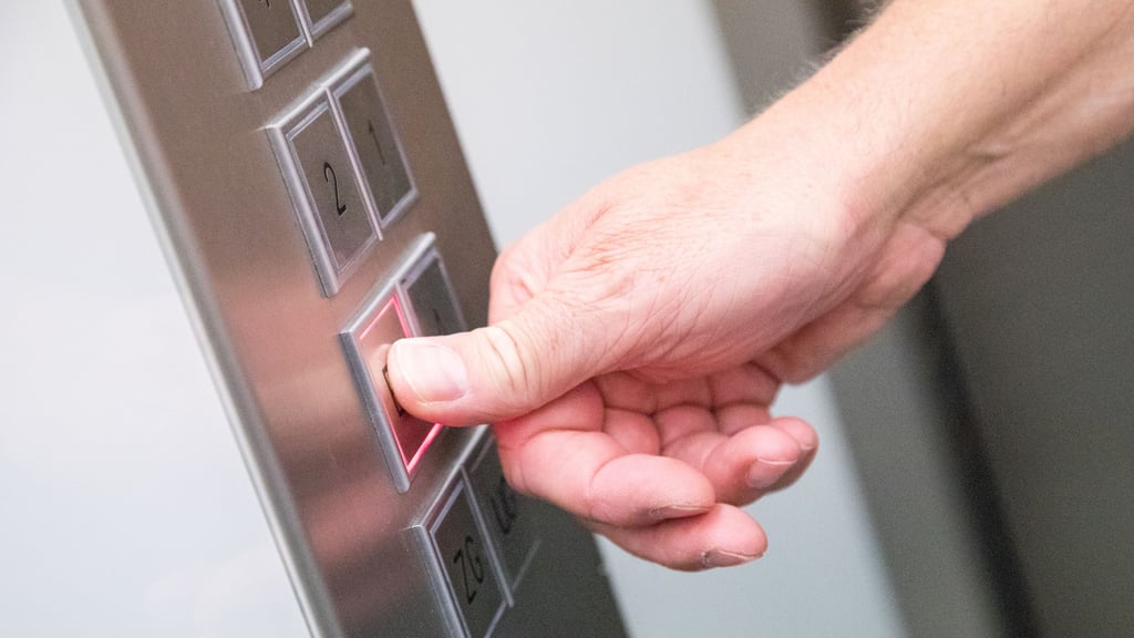 Monatelang ist in Stendal ein Fahrstuhl in einen barrierefreien, altengerechten Wohnblock defekt gewesen. Nach dem Bericht in der Volksstimme hat die Hausverwaltung entlich reagiert.
