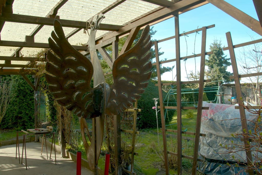 Der Basilisk aus Stahl wurde aus Eigeninitiative gebaut und soll das Dorf ab Ende April zieren. 