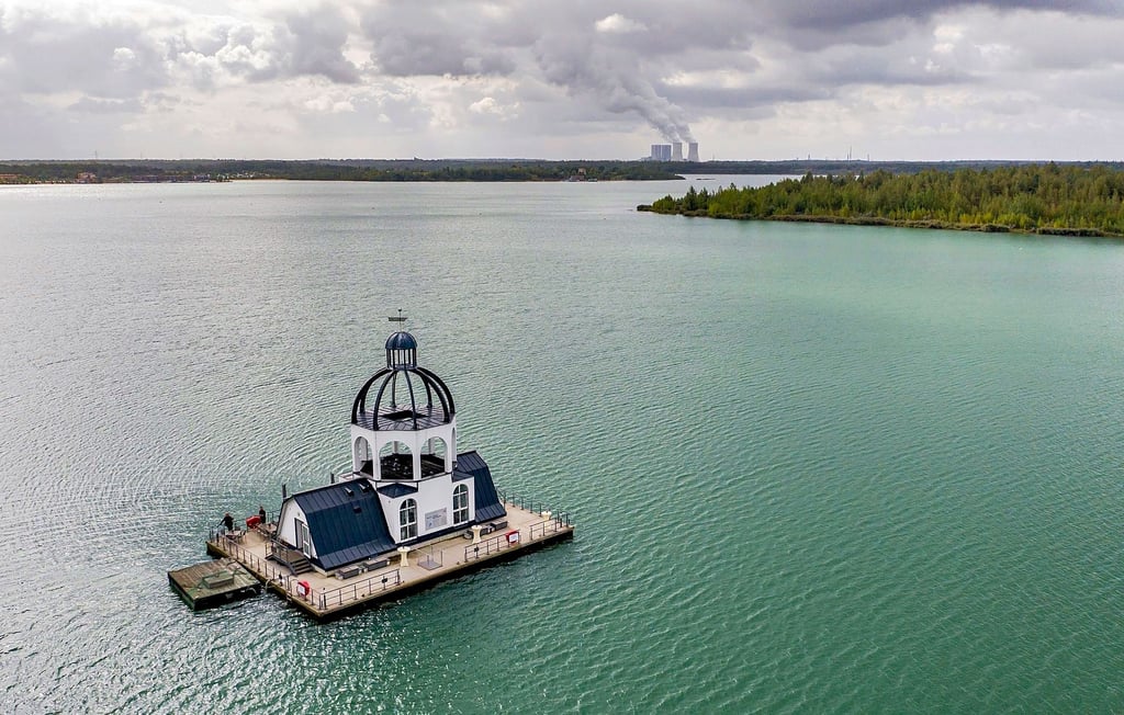 Die schwimmende Kirche Vineta auf der Insel im Störmthaler See ist eine besondere Attraktion des Leipziger Neuseenlands.
