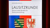 Ein Transparent mit den Wappen von Sachsen (l) und Brandenburg der Großen Lausitzrunde.