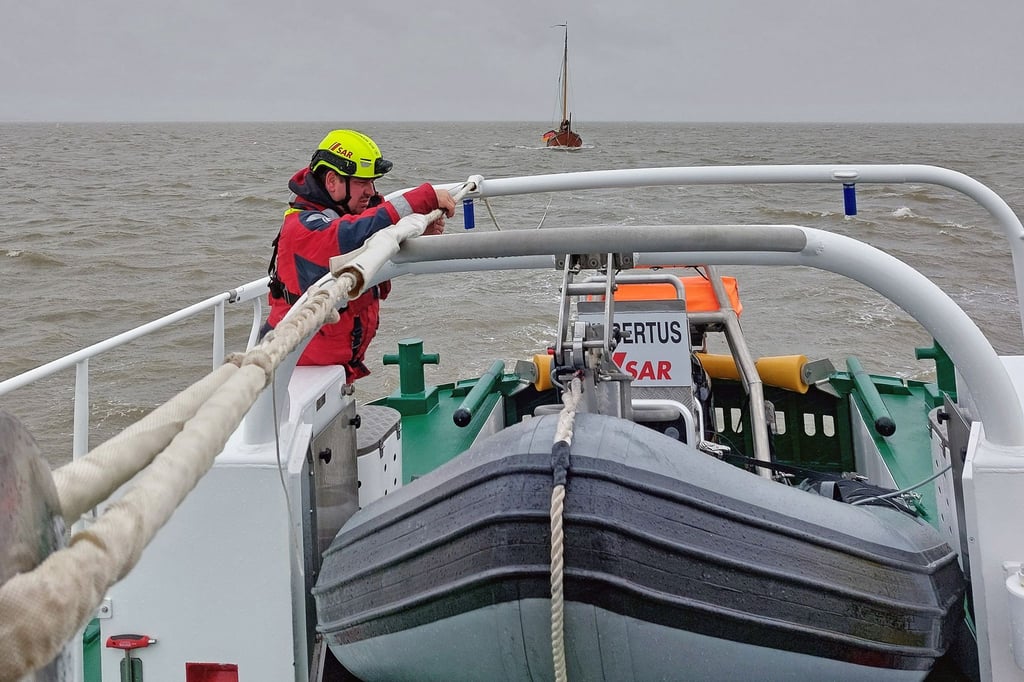 Seenotrettungskreuzer „Eugen“ der Deutschen Gesellschaft zur Rettung Schiffbrüchiger (DGzRS) ist im Einsatz zu einem havarierten Plattbodenschiff vor der Nordsee-Insel Norderney.