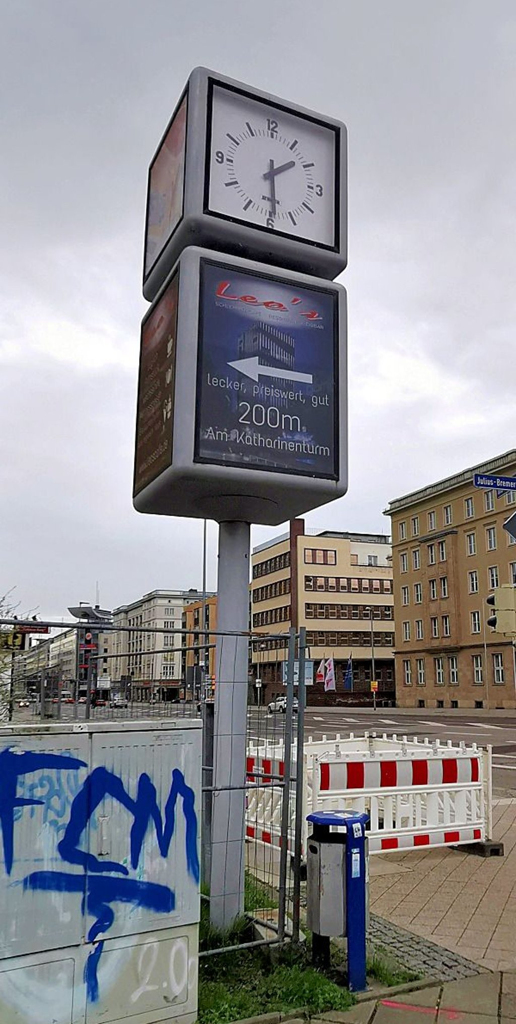 Auf die Minute genau: Die Uhr in der Otto-von-Guericke Straße funktioniert.
