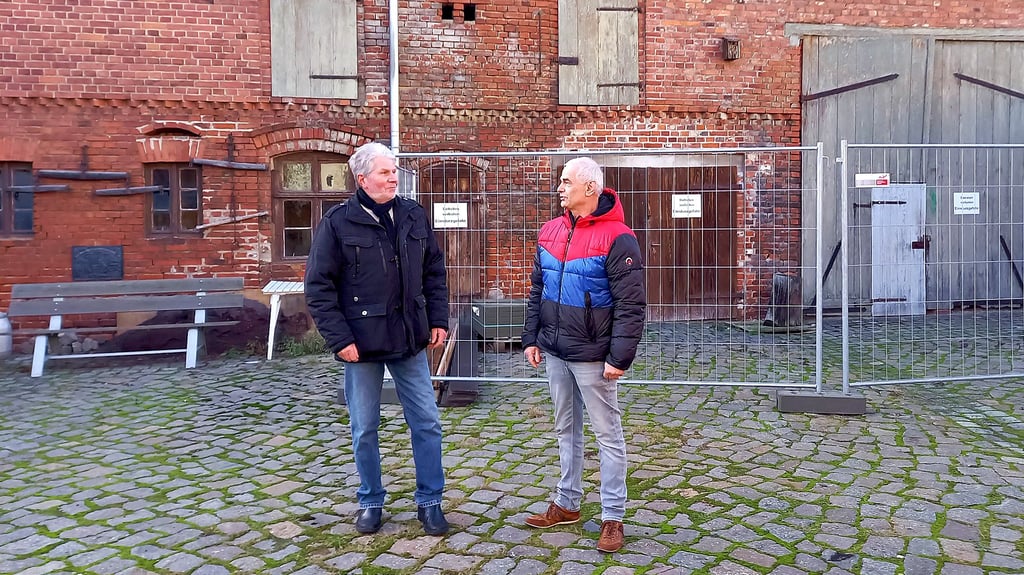 Heinz Reckler (links) und Michael Oeltze vom Kultur- und Geschichtsverein Ebendorf stehen vor dem maroden Scheunenteil.
