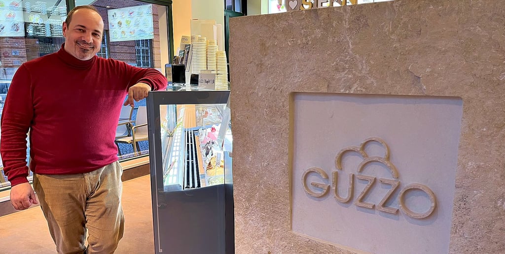 Biagio Guzzo in seiner neuesten Eis-Filiale am Tangermünder Marktplatz.