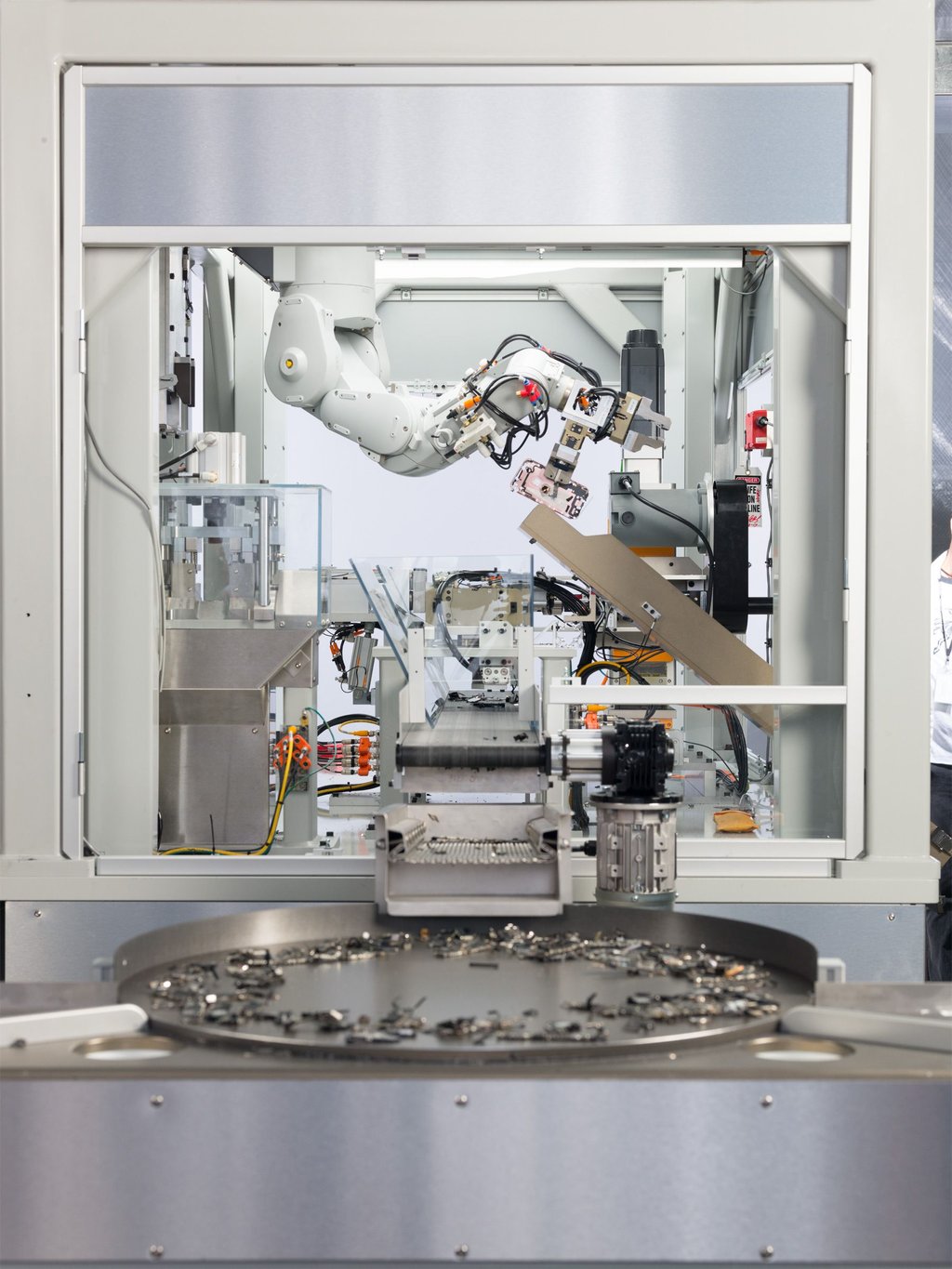 Auch in Smartphones werden wichtige Rohstoffe verwendet, die zunehmend recyclet werden. Ein Apple Roboter-System kann bis zu 200 iPhones pro Stunde zerlegen. Pro 100.000 zerlegte iPhones werden dabei 1,9 Tonnen Aluminium, 770 Kilogramm Kobalt, 710 Kilogramm Kupfer, 42 Kilo Zinn, knapp 1 Kilo Gold und 100 Gramm Palladium wiedergewonnen, teilte Apple mit.