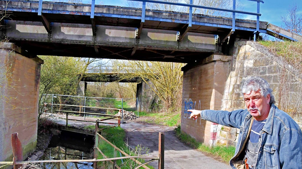 Olaf Hoffmann zeigt auf die kaputte Brücke am Mühlengraben. Groß ist die Hoffnung, dass die Überführung bald wieder mit Pkw zu befahren ist.