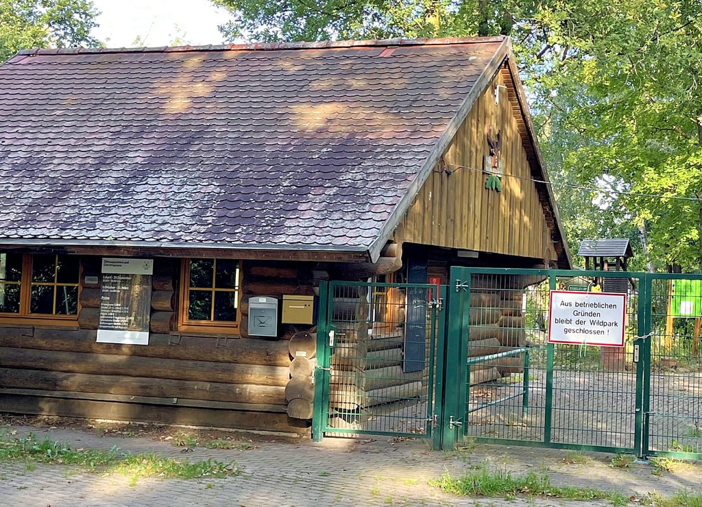 Das einstige Kassenhäuschen des Wildparks Weißewarte bei Tangerhütte steht mit zum Verkauf.