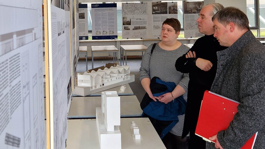 Museumsleiterin Trisha Cisielskie, Gerhard Heise von der TU Dresden und Oberbürgermeister Steffen Amme (vl.n.r.) sehen sich die Arbeiten der Dresdener Studenten an.