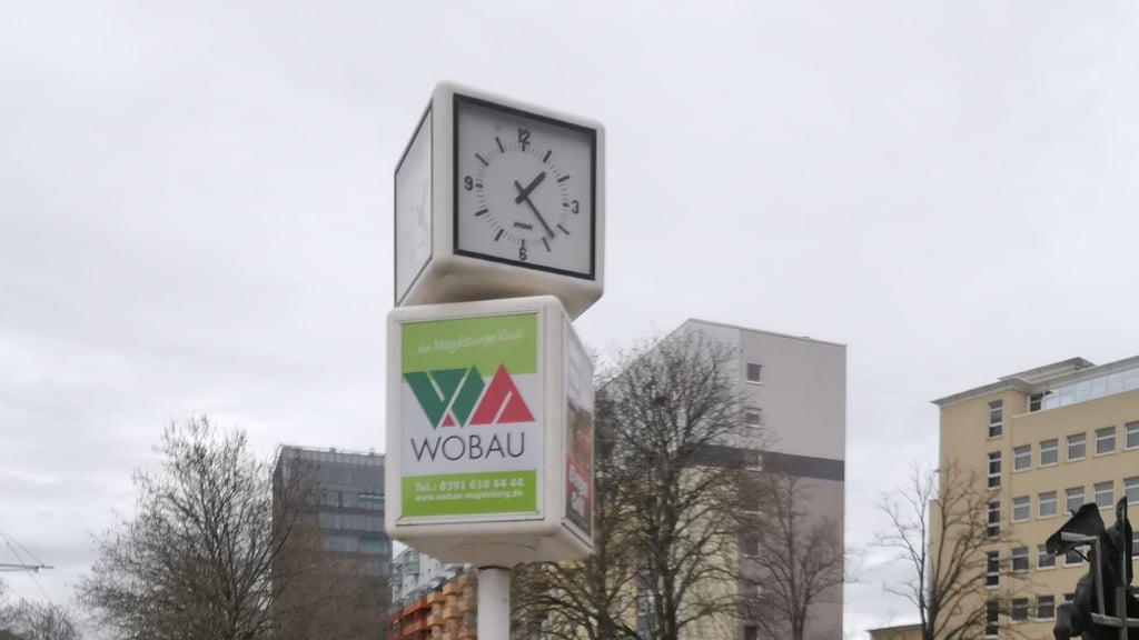 Der Zeit etwas voraus ist die Uhr am Ratswaageplatz.