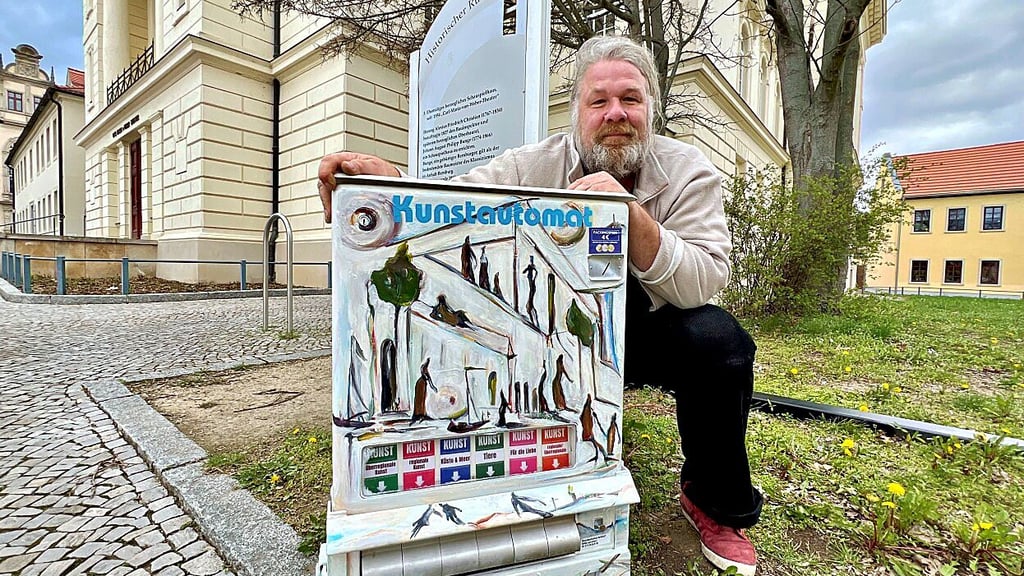 Initiator Lars Kaiser hat den Automaten am Bernburger Theater aufgestellt.