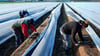 Arbeiter stechen Spargelstangen auf einem Spargelfeld des Familienbetriebs Großhans.