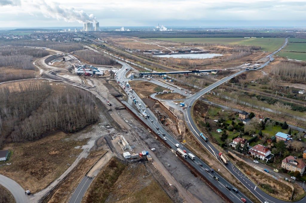Aus der Luft ist der Verlauf der künftigen A72 (l) neben der bestehenden B95 (M) und der nach Zwenkau abzweigenden B2 (r) gut zu erkennen.