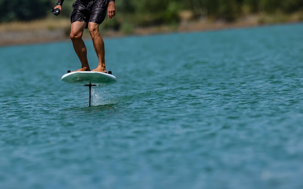 Ein Mann demonstriert die Benutzung eines eFoils, eines elektrisch betriebenen Surfbretts.