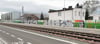 Beinah die gesamte neue Stützwand in der Kritzmannstraße ist schon mit Graffiti beschmiert.