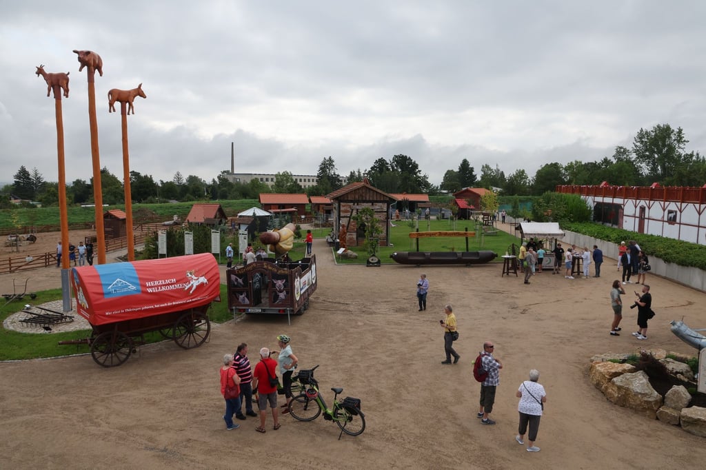 Besucher stehen bei der Eröffnung des neuen Bratwurstmuseums auf dem Museumsgelände.