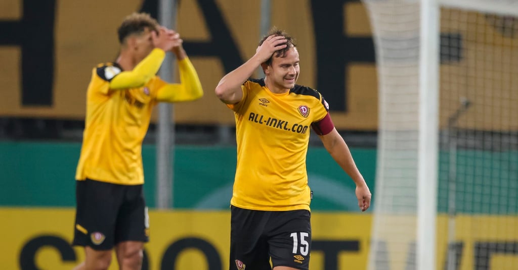 Dresdens Spieler Chris Löwe (r) und Morris Schröter reagieren enttäuscht.