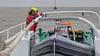 Seenotrettungskreuzer „Eugen“ der Deutschen Gesellschaft zur Rettung Schiffbrüchiger (DGzRS) ist im Einsatz zu einem havarierten Plattbodenschiff vor der Nordsee-Insel Norderney.